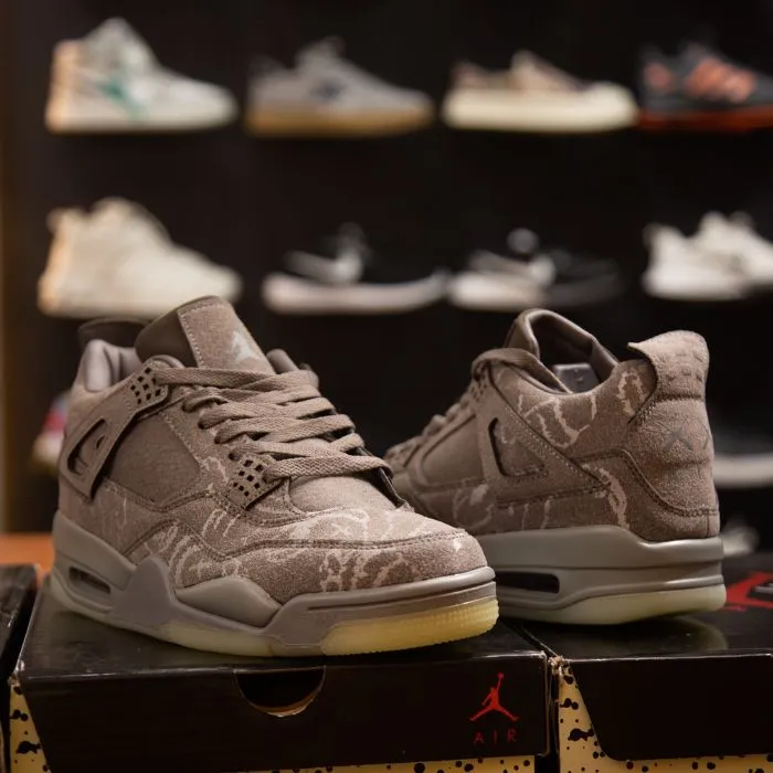 Men’s Air Jordan Retro 4 Kaws 1:1 Grade – Premium Sneaker for Style & Comfort - Image 3